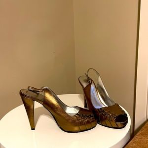 Like new in mint condition Bronze peep toe pump